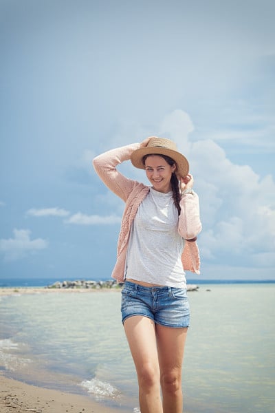 在海边散步的女人