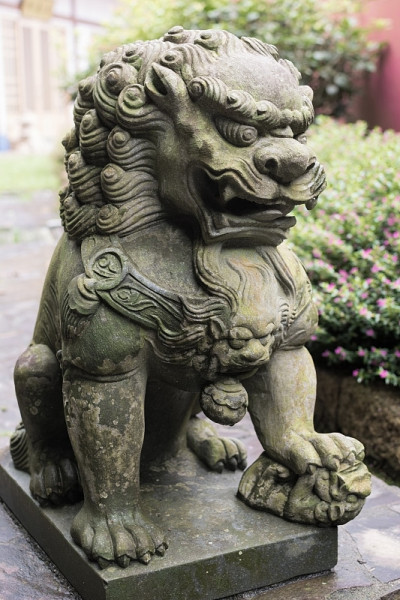 青铜狮子雕像