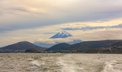 彼得罗巴甫洛夫斯克堪察兹基和科里亚斯基火山全景