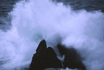 风大浪急的海面