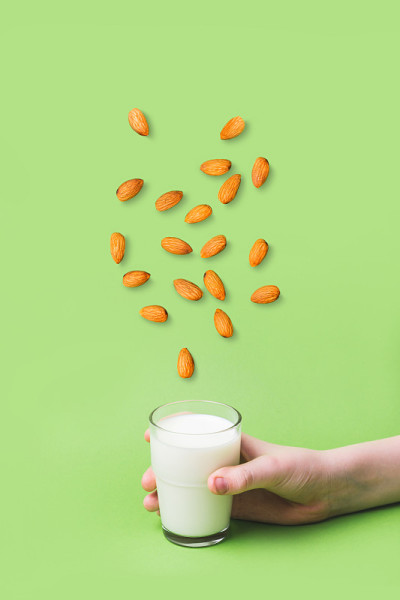 儿童手中握着一杯非乳制品。保健、饮食和营养理念