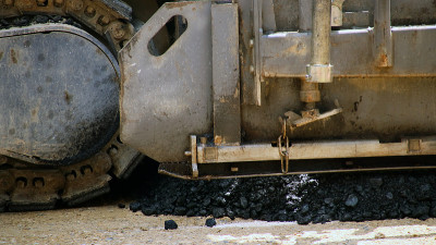 道路工程，在道路建设期间新铺沥青。