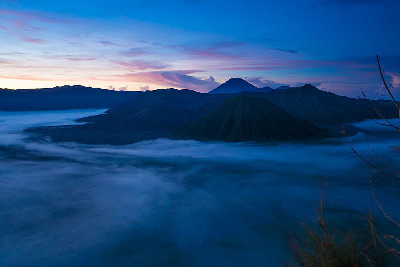 日出山脉。巴厘岛自然早晨火山视点。登山、视图