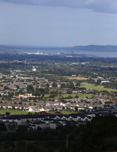 都柏林Tallaght的房屋，背景是Poolbeg烟囱。