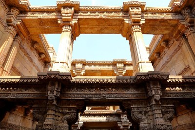 Adalaj stewell是印度古吉拉特邦艾哈迈达巴德附近的Adalaj村的一座印度教建筑。