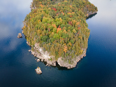 佛蒙特州尚普兰湖上的Lone Rock Point