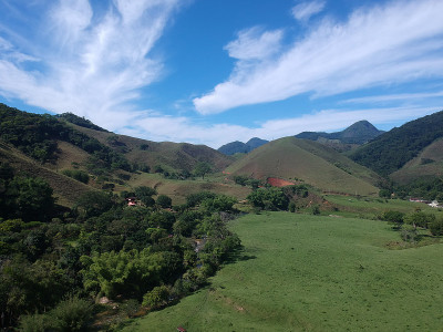 鸟瞰图的自然萨那，Macaé，里约热内卢的山区。无人驾驶飞机的照片。
