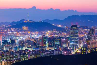 韩国首尔市中心的首尔城市天际线和摩天大楼。
