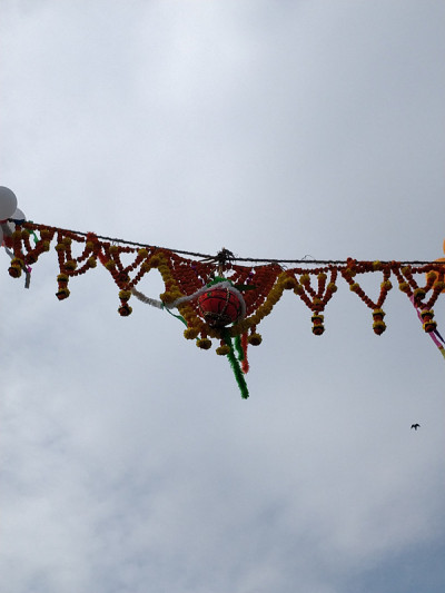 Dahi handi装饰鲜花悬挂在janmashtami gokulashtami节