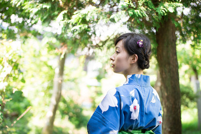 一个穿着传统服装的日本妇女的肖像
