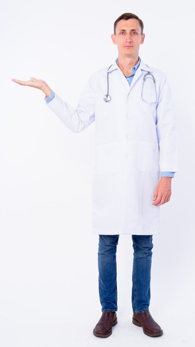 男医生的全身照片显示了一些东西