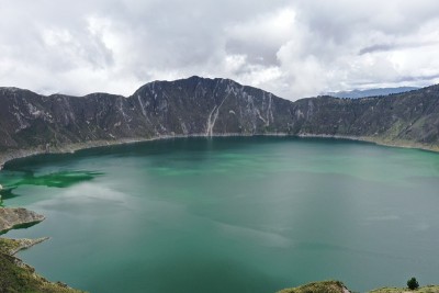 基洛托亚湖，位于南美洲厄瓜多尔的休眠火山基洛托亚火山的火山口湖