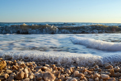 从海滩上看到多风多浪的大海