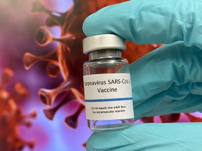 冠状病毒SARS-CoV-2 Covid-19疫苗手持右手，戴医用手套