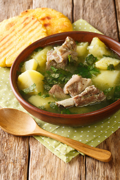 Caldo de costilla是一道典型的哥伦比亚菜，它主要是用煮过的牛排骨和土豆片，一些大蒜，