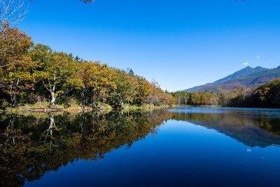 知床五湖(知床五湖)[第四湖]和知床山与秋叶，知床，北海道，日本