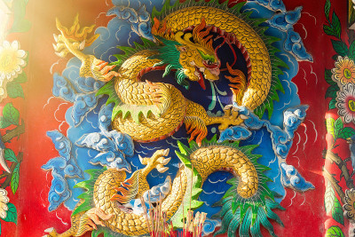寺庙墙壁上的中国风格的龙雕塑。泰国曼谷。