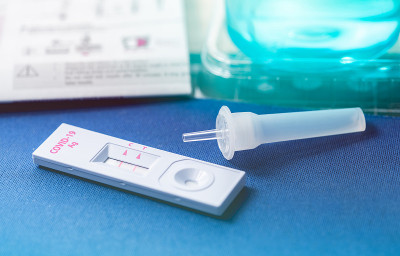 鼻拭子Covid - 19抗原自检阳性用于检测冠状病毒感染的家用抗原检测试剂盒。抗原快速检测阳性。冠