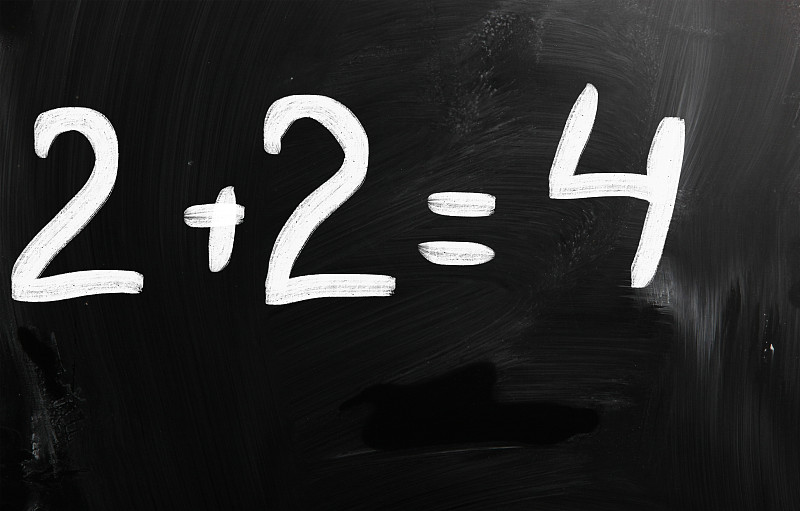 “2+2=4”用白粉笔在黑板上手写