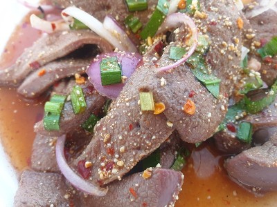 辣猪肝沙拉(桶湾)是泰国伊桑食物