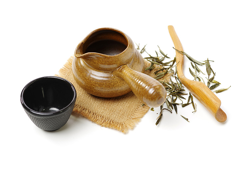 白色背景上的茶具特写