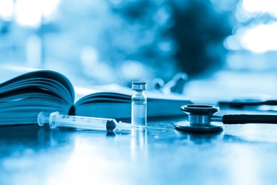 疫苗瓶剂量流感针剂针筒，医学概念接种疫苗皮下注射治疗疾病护理医院预防免疫疾病疾病婴儿背景。库存图片