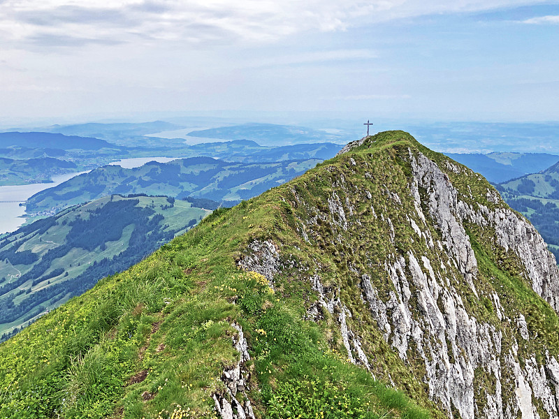 瑞士施维茨的内塔尔州，位于瓦格塔尔河谷和瓦格塔勒尔湖(Waegitalersee)之上的阿尔卑斯峰D