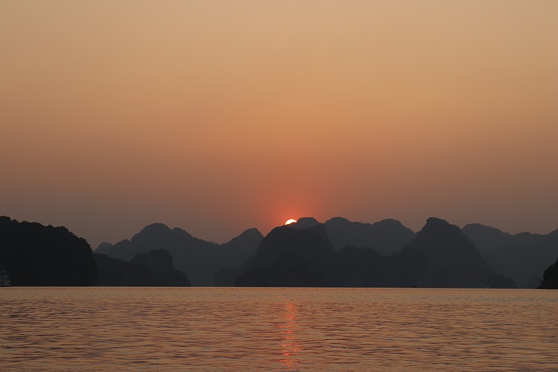 太阳消失在下龙湾的山后