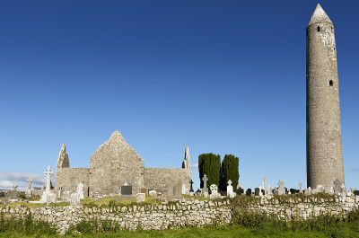 爱尔兰有石塔的Kilmacduagh修道院。