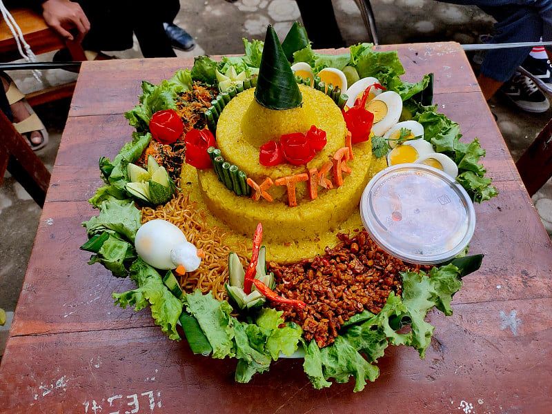 米饭Tumpeng。圆锥形黄米。一种带有配菜的印尼节日饭。印尼食品