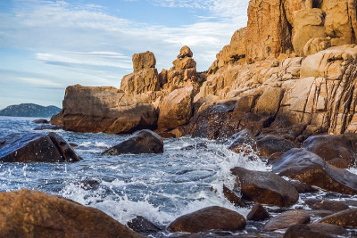 水獭洞，永海，潘朗美丽的海岸线全景，越南