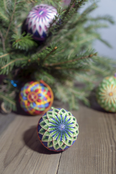 这是一棵绿色的圣诞树上挂着的新年花环