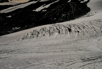 山上有雪。山上有雪。山拉