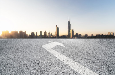 全景天际线和建筑物与空的道路
