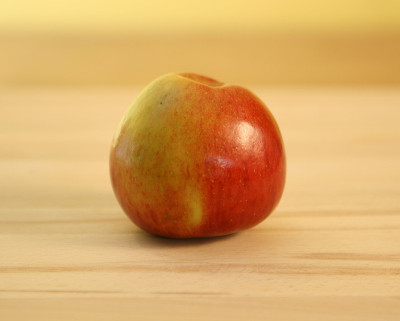 Braeburn苹果在切菜板孤立