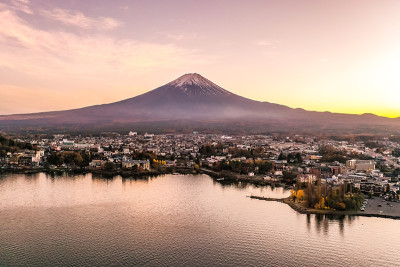川口湖鸟瞰图，位于Fujikawaguchiko和Minobu边境，山ashi县南部靠近富士山，日本