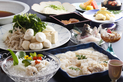 餐桌上有鲜鱼、肉丸、蔬菜、海鲜等