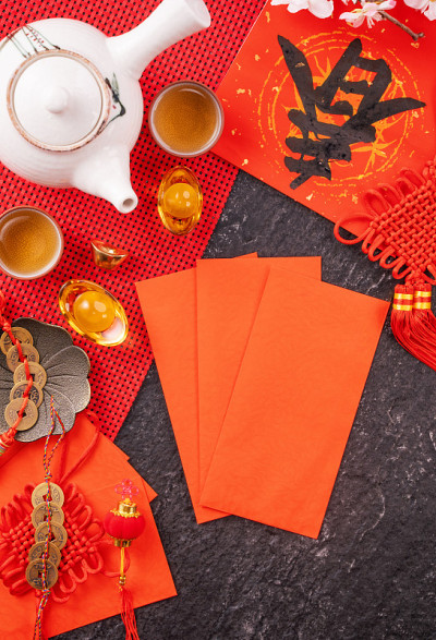 中国农历一月新年的设计理念-节日饰品，红包(ang pow，红包)，俯视图，平铺，头顶上方。“春”这
