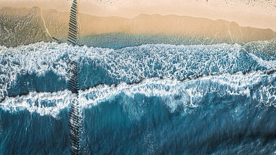 波罗的海的大浪。在波兰旅游。鸟瞰图