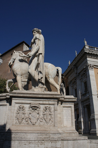 广场del Campidoglio - Castor雕像在Cordonata楼梯在罗马，意大利
