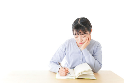 年轻的学生在桌前思考