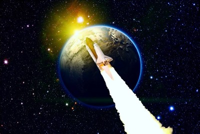 宇宙飞船在星系和行星间航行。绕地球飞行的航天飞机。这张图片的元素是由美国宇航局提供的