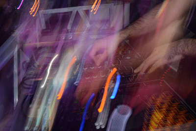 夜总会录音室混音室的DJ