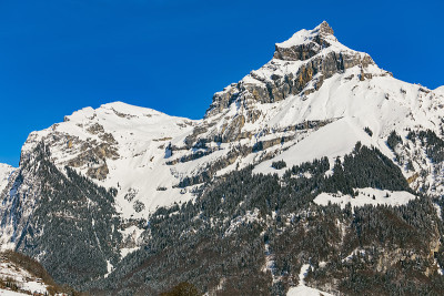 瑞士哈嫩山的顶峰