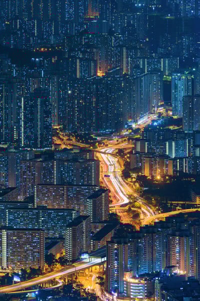 中华人民共和国香港市区鸟瞰图。亚洲科技智慧城市的金融区和商业中心。摩天大楼和高层建筑夜间顶视图。