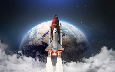 在地球轨道上运行的宇宙飞船。航天飞机在云层中飞行。大陆和海洋。这张图片的元素是由美国宇航局提供的