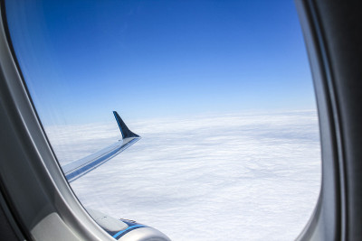 Airplpane窗口。美丽的天空和云彩