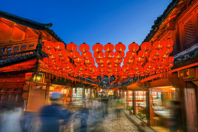 丽江古城晚上与人群旅游，中国云南。