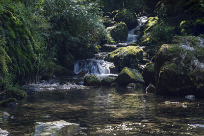 山涧的瀑布和急流