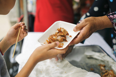 通过捐赠食物帮助人们:喂养的概念